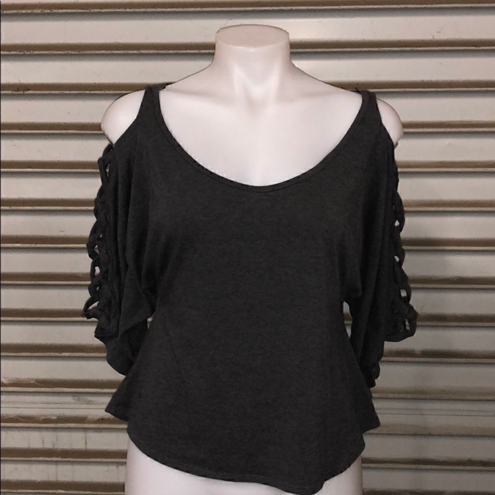 Foreign Exchange top with open shoulder 💓Hostpick